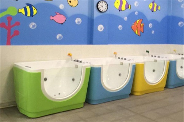 小鱼儿婴儿游泳馆